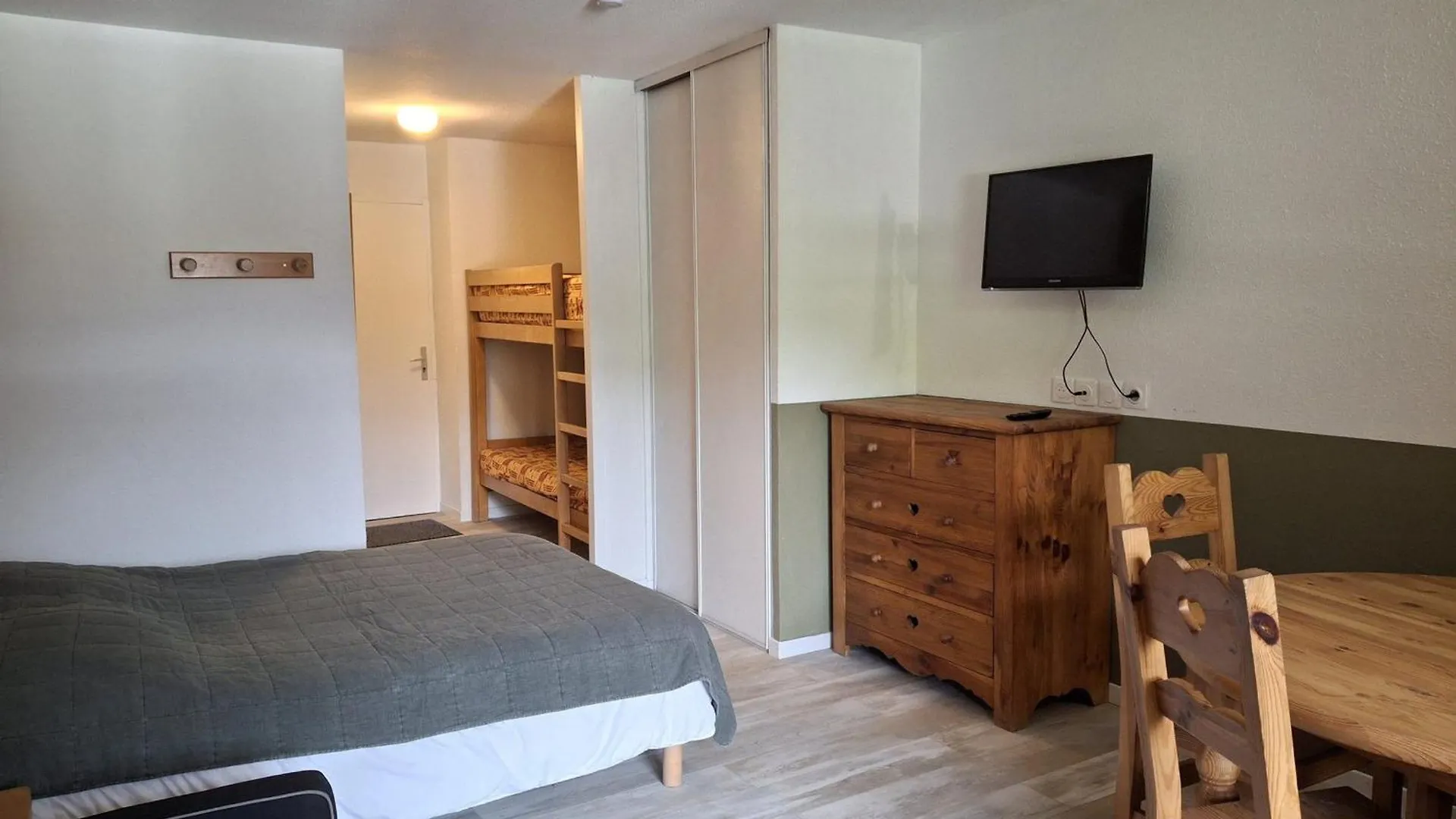 Studio Avec Balcon Expose Est, Parking Et Wifi Inclus - Brides-Les-Bains - Fr-1-512-186 0*,  France